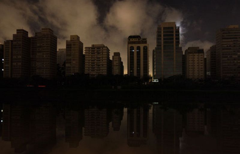 La central de Itaipú vuelve a funcionar tras haber dejado a Brasil a oscuras