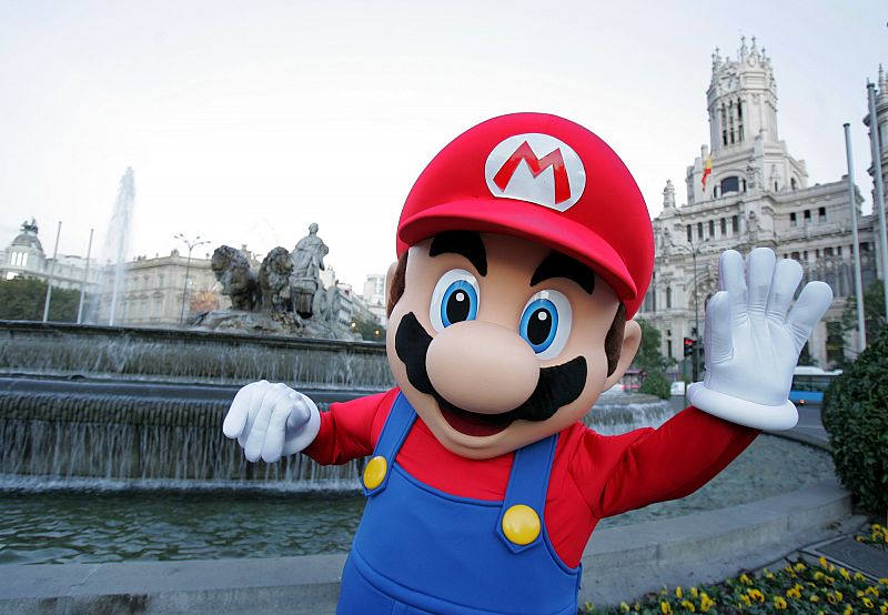 Los fontaneros nombran a Mario socio de honor
