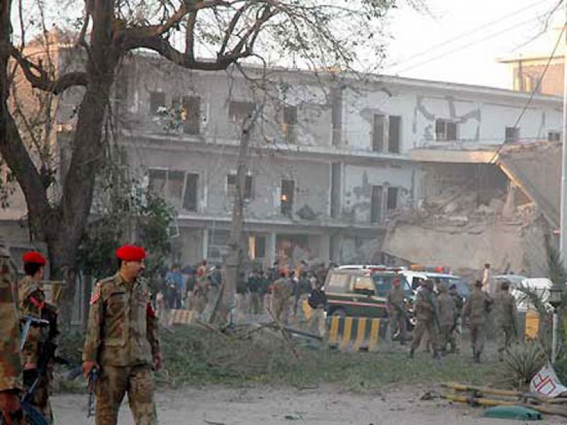 Dos atentados simultáneos dejan al menos 21 muertos en Pakistán