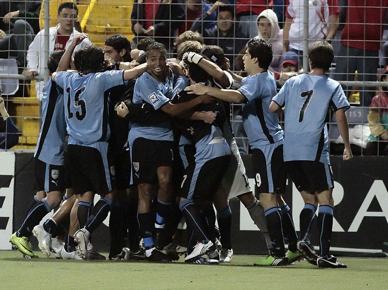 Uruguay pone un pie en el Mundial