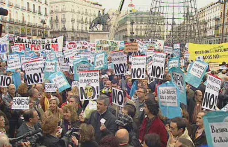 Miles de personas piden la retirada de la tasa de basuras en Madrid