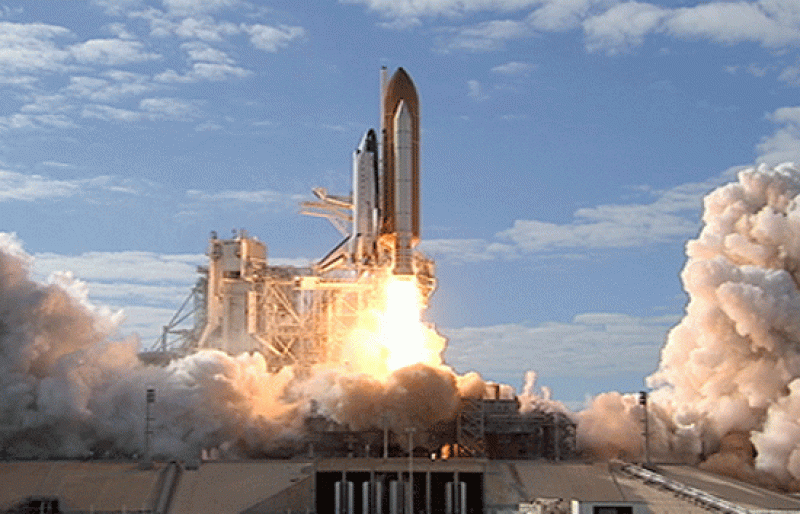 El transbordador Atlantis despega hacia la Estación Espacial en misión de entrega de material