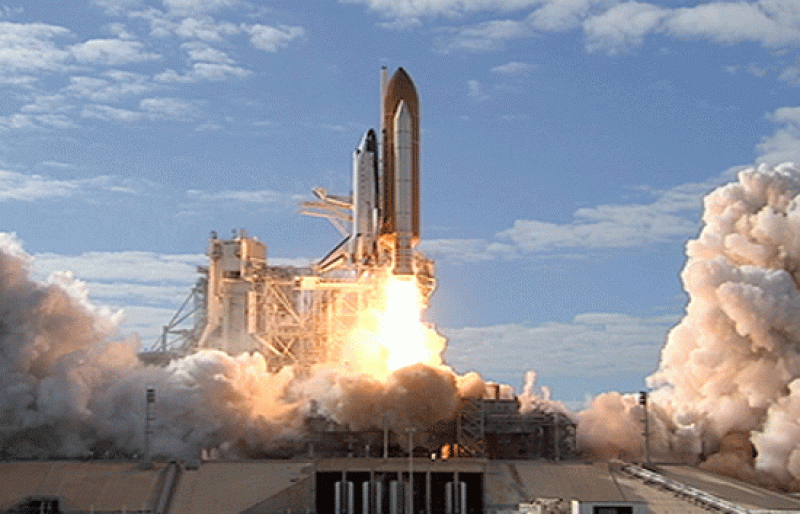 El transbordador Atlantis despega hacia la Estación Espacial en misión de entrega de material