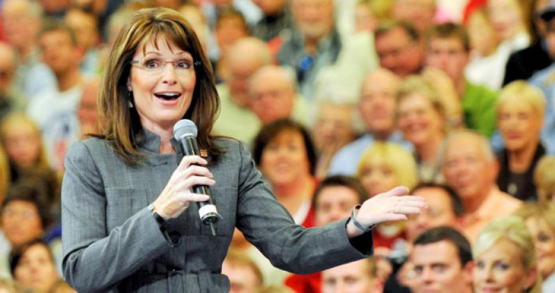 Sarah Palin reaparece en la escena política con un libro debajo del brazo