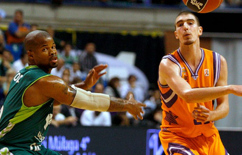 El Unicaja revive ante el Valencia y logra su segunda victoria