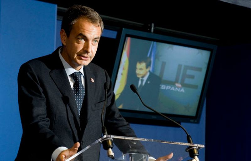 Zapatero admite "todas las críticas" sobre la gestión del secuestro del Alakrana