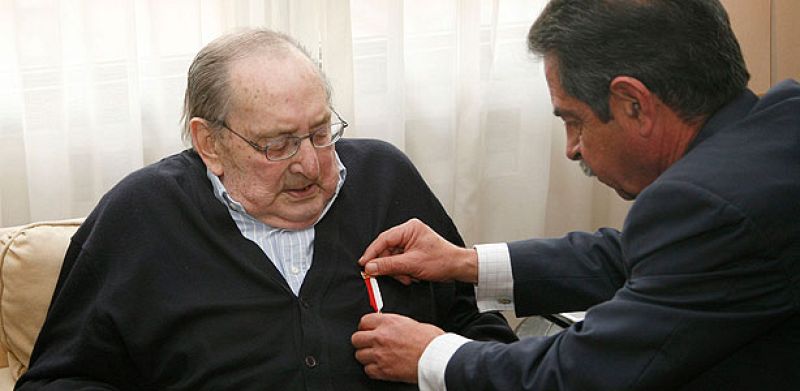 Miguel Delibes recibe la Medalla de Oro al Mérito Turístico de Cantabria