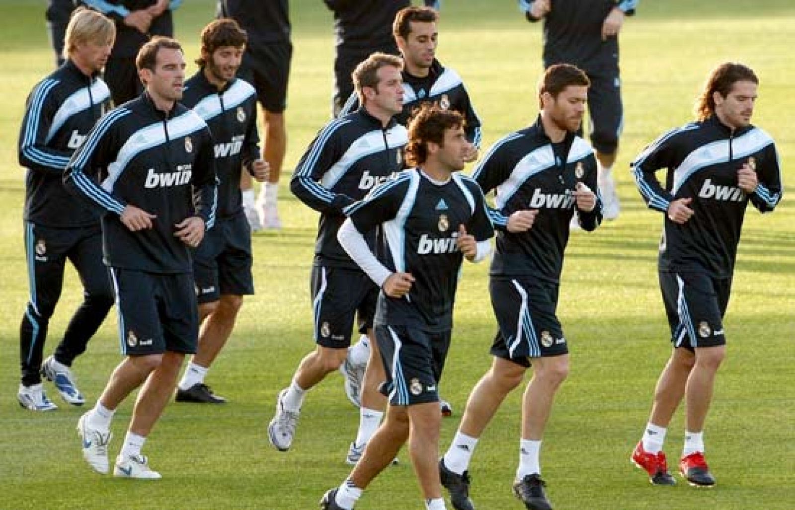 El Real Madrid se mide al Racing de Santander con el objetivo de sumar tres puntos que podrían hacer que llegase líder al enfrentamiento contra el FC Barcelona.