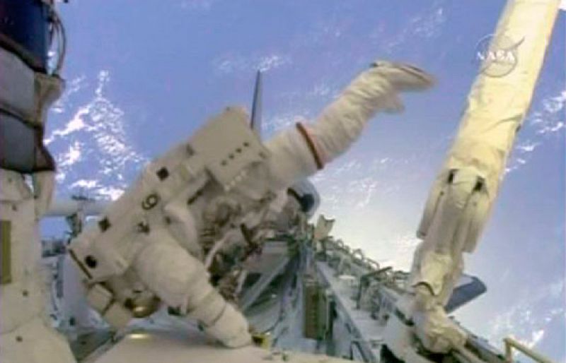 Susto para los astronautas del Atlantis tras saltar la alarma de despresurización
