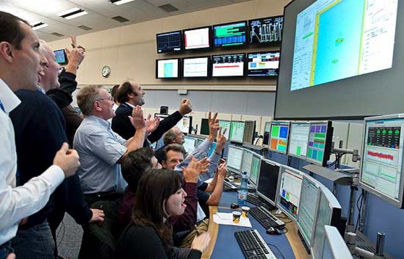 "Es fantástico ver los protones circulando en el LHC de nuevo"