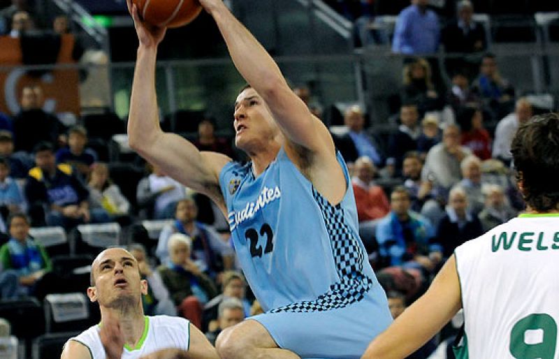 El Unicaja doblega 'in extremis' al Estudiantes