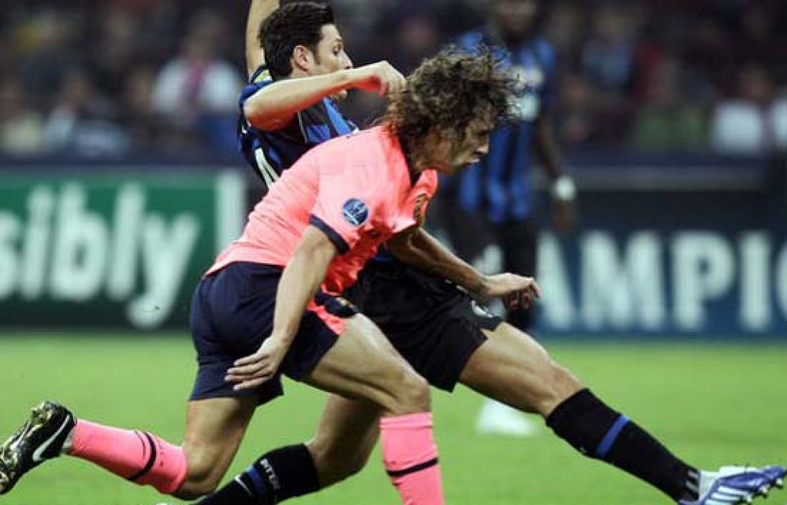 Puyol espera a Eto'o en el Camp Nou - Champions League | Ver