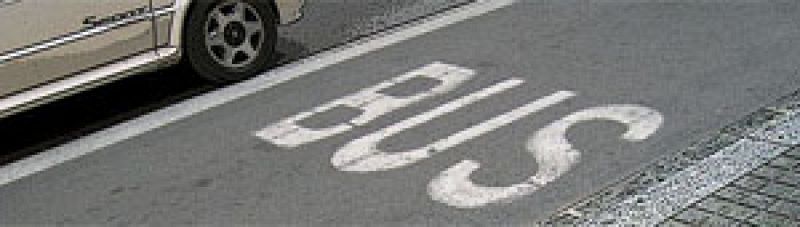 Aparcar en el carril bus o circular sin luces no costará puntos desde este miércoles