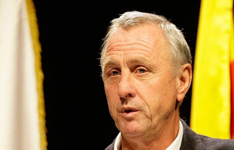 Cruyff : "El Barça juega mil veces mejor que el Madrid"