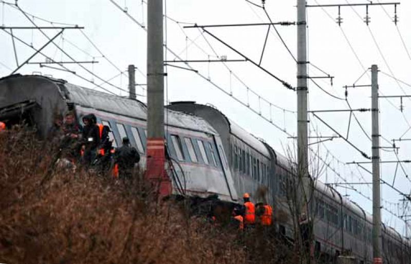 Un atentado causa el descarrilamiento de un tren en Rusia con 39 muertos