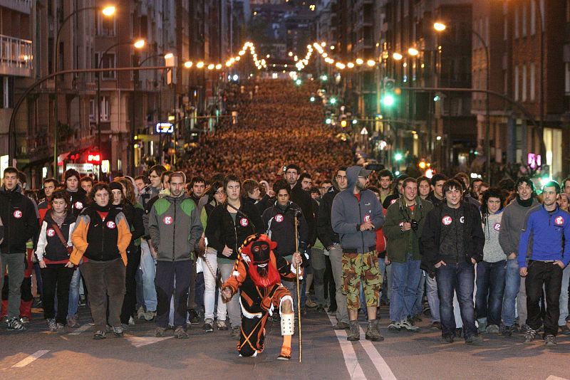 Miles de personas piden en Bilbao la liberación de los detenidos de Segi