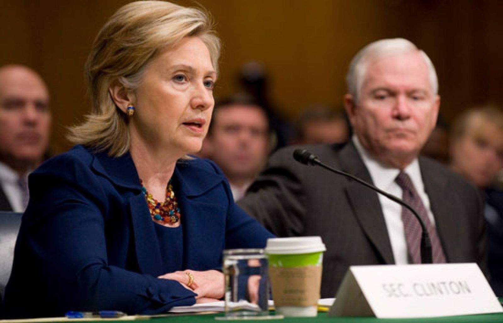 Hillary Clinton y Robert Gates defienden el plan de Obama para Afganistán | Ver