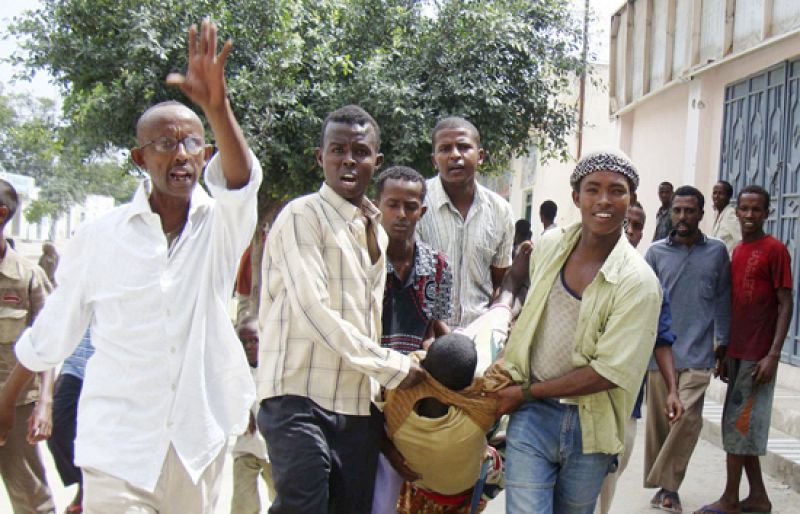 Los insurgentes desmienten su implicación en el atentado somalí en el que murieron tres ministros