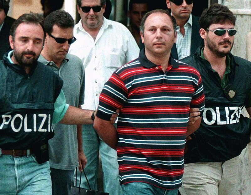 El ex mafioso que acusa a Berlusconi declara ante los jueces