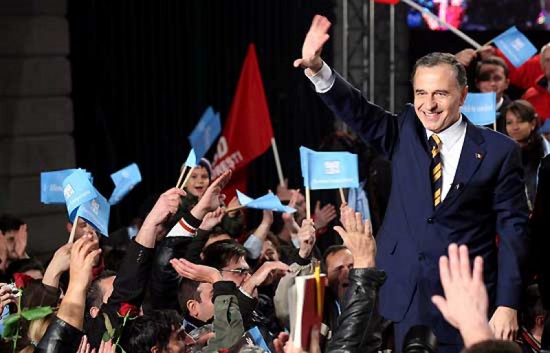 El actual presidente de Rumanía gana la segunda vuelta de las elecciones por un estrecho margen
