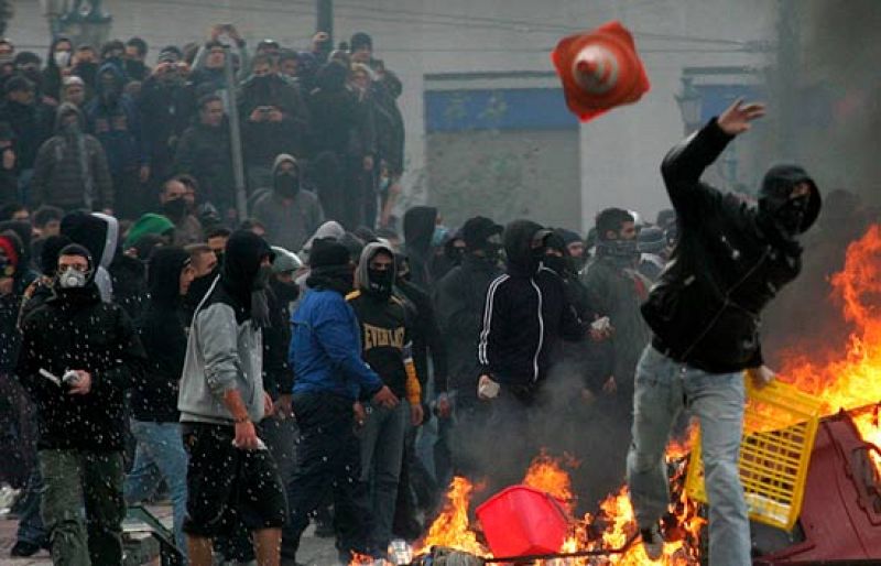 La Policía griega dispersa con gases lacrimógenos a 5.000 manifestantes en Atenas