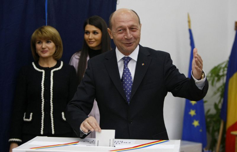 El presidente Basescu es reelegido pero su rival denuncia un fraude electoral en Rumanía