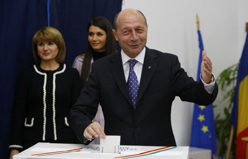 El presidente Basescu es reelegido pero su rival denuncia un fraude electoral en Rumanía