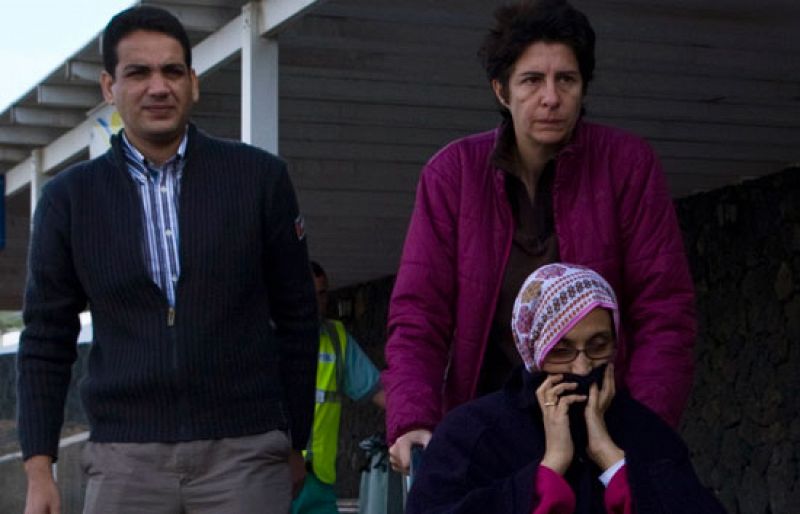 Los hijos de Haidar piden ayuda para "evitar la tragedia" y que su madre regrese a El Aaiún
