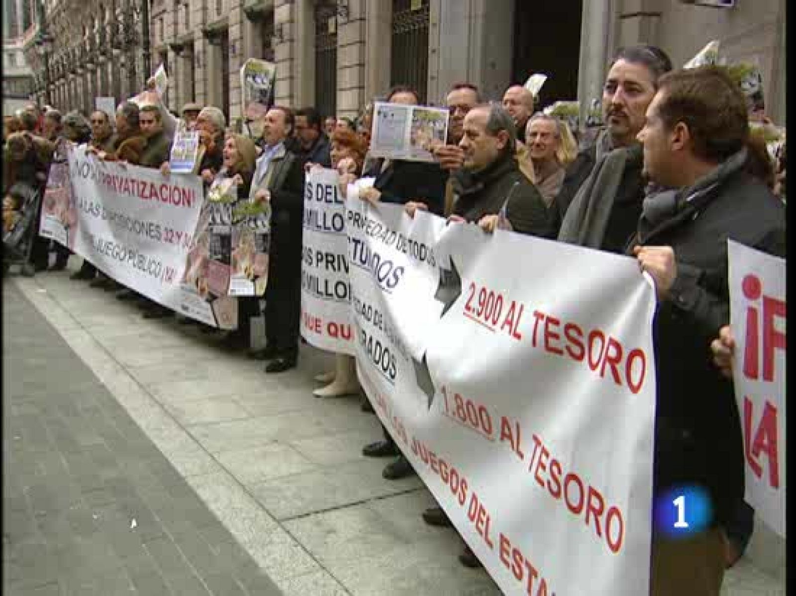 Los vendedores de lotería se han manifestado ante el Ministerio de Economía contra la próxima liberalización del sector | Ver