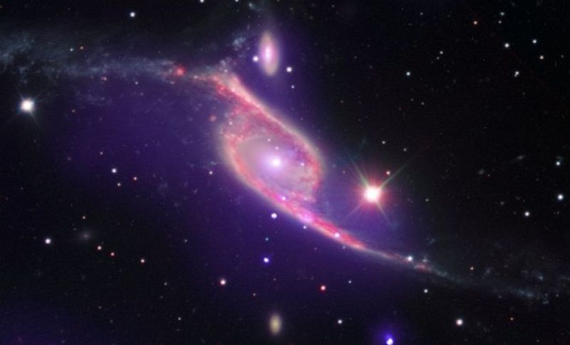 La NASA capta un choque de galaxias en torno a un agujero negro