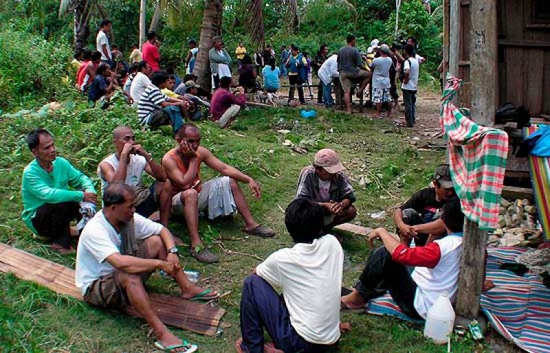Los captores liberan a 8 mujeres y retienen a 47 rehenes en el sur de Filipinas