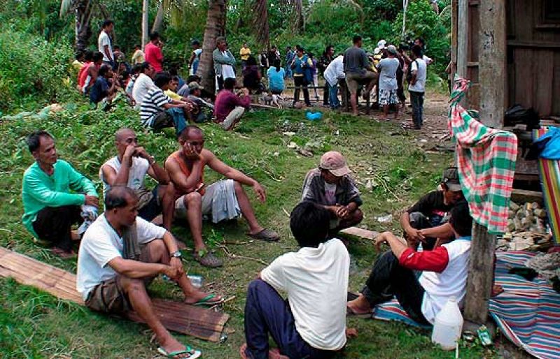 Los captores liberan a 8 mujeres y retienen a 47 rehenes en el sur de Filipinas