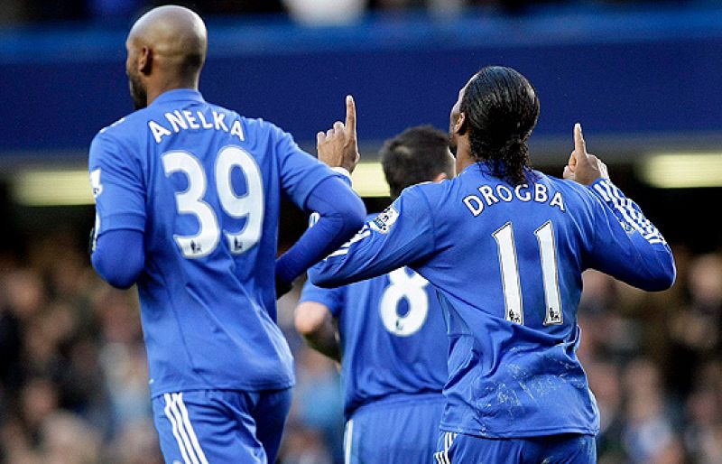 El Chelsea 'pincha' pero  se mantiene líder por la derrota del Manchester