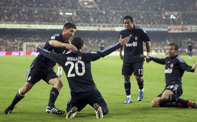 El Madrid sale con vida de Mestalla