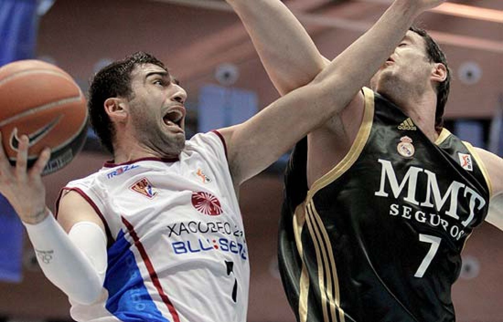 Xacobeo  Blu:sens arranca la primera derrota del Real Madrid (78-68). El Barça es el nuevo líder tras ganar al Blancos de Rueda (83-50).