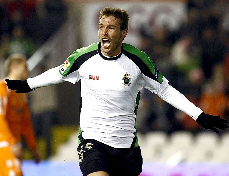 El Racing sale del descenso con su primera victoria en el Sardinero