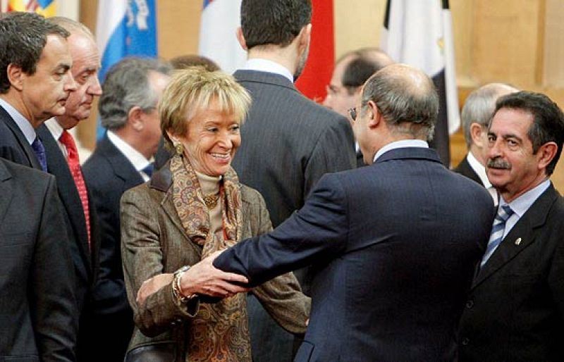 Las prisas de Camps, la paciencia de López y el paraguas de Aguirre a la entrada a la Conferencia