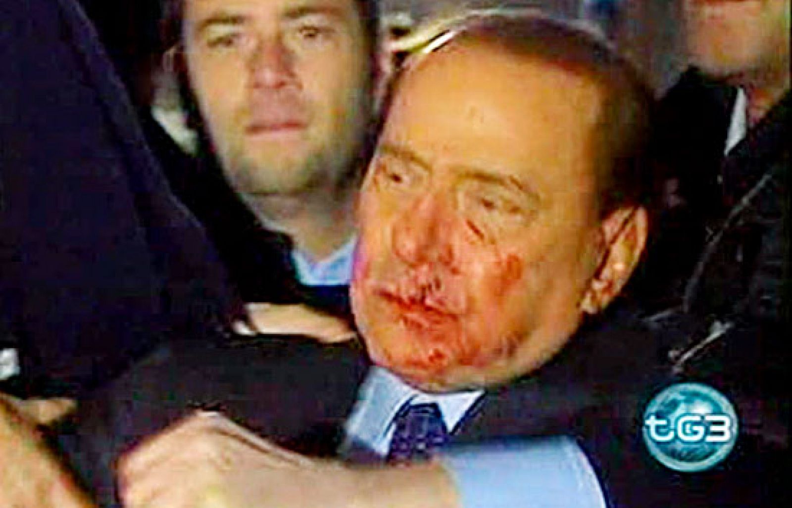 Agresión a Silvio Berlusconi en un mitin | Ver