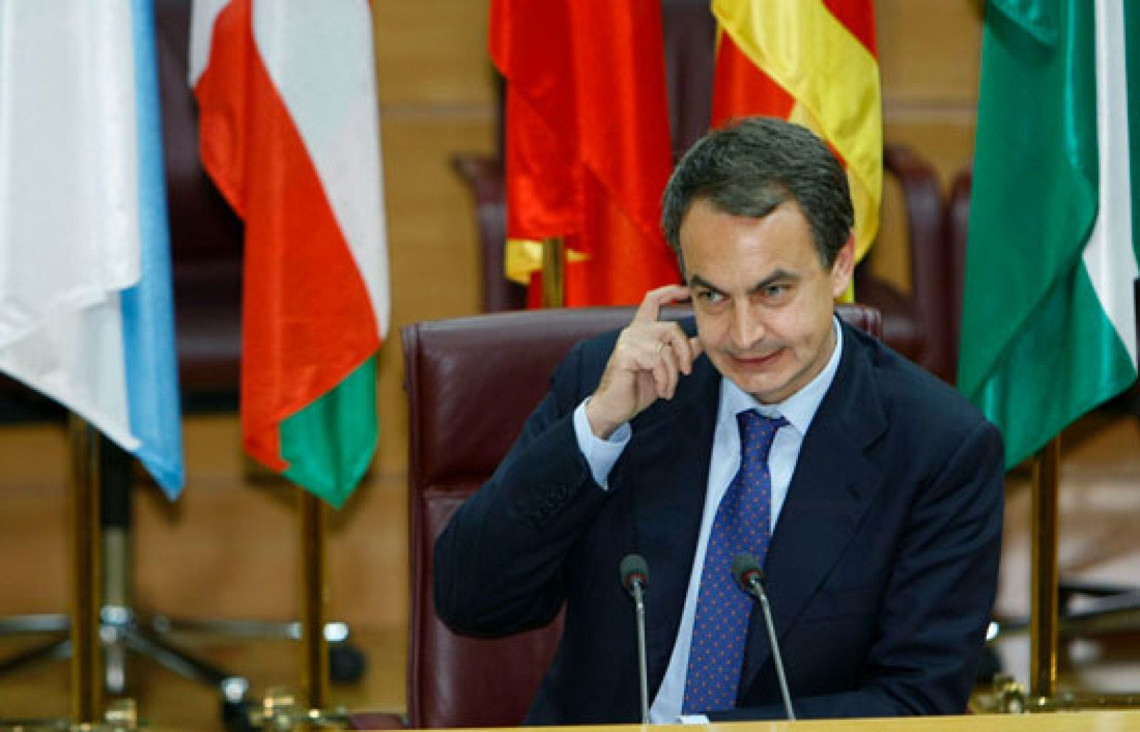 Zapatero pide a las comunidades autónomas un esfuerzo para salir de la crisis | Ver