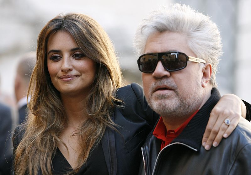 Almodóvar, "muy contento" por la nominación a los Globos de Oro de 'Los abrazos rotos' y 'Pe'