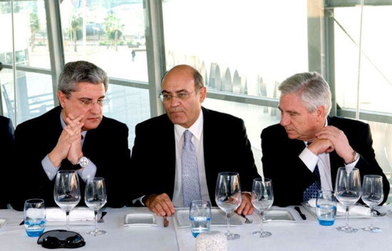 Díaz Ferrán pone "a disposición" de la CEOE su cargo de presidente pero la patronal le respalda