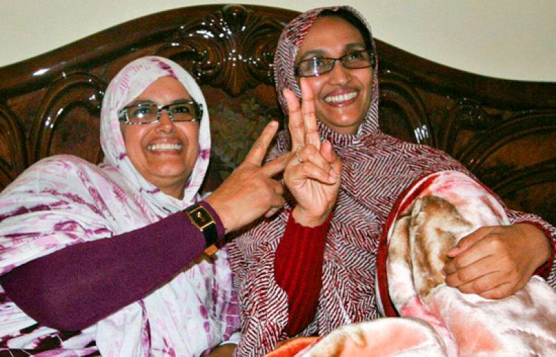 La activista saharaui Aminatu Haidar abraza a su familia tras aterrizar en El Aaiún