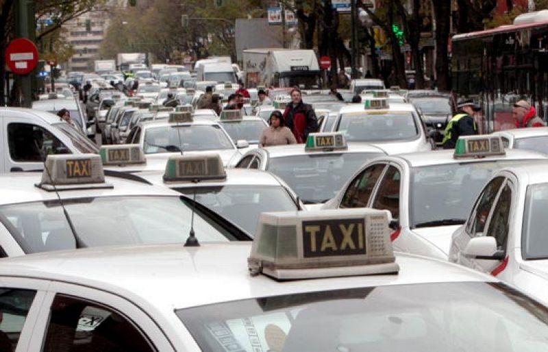 Los taxistas siguen en pie de guerra y dificultan con sus concentraciones el tráfico en Madrid