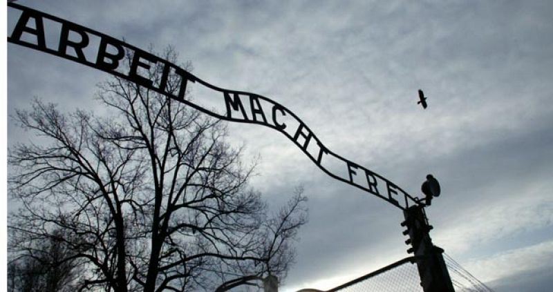 Roban la placa que preside la entrada del campo de concentración de Auschwitz