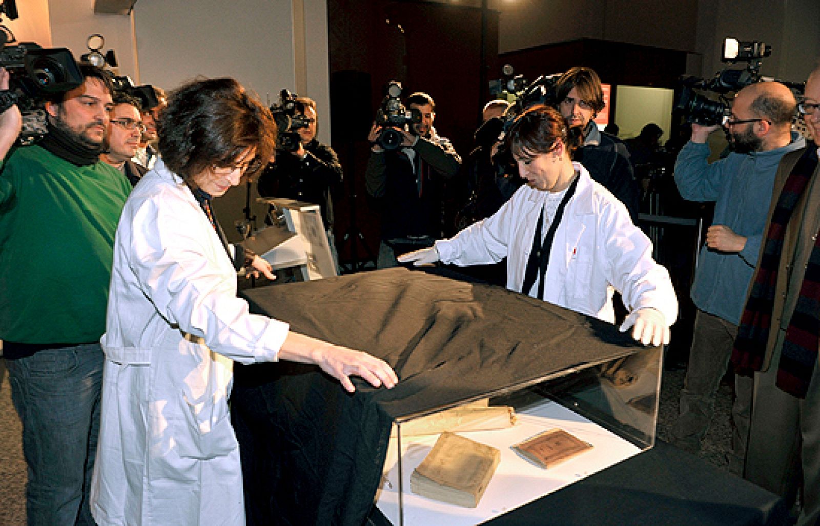 Documentos en buen estado en una 'cápsula del tiempo' | Ver