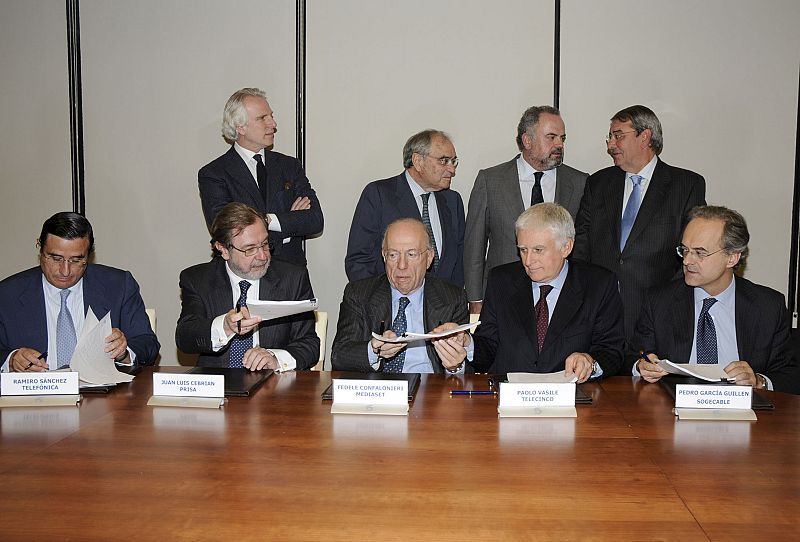 Telecinco y Cuatro cierran la primera gran fusión de cadenas de televisión en España