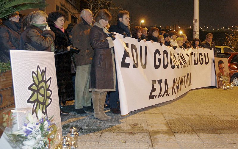 Decenas de personas recuerdan en Vizcaya a Eduardo Puelles