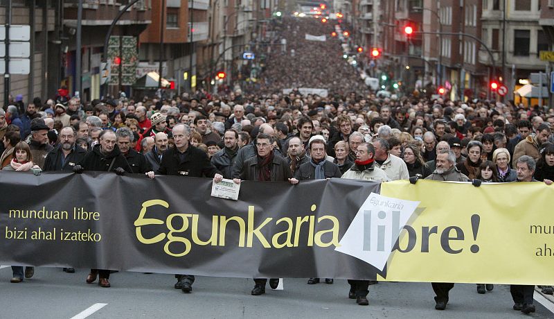 Miles de personas piden en Bilbao la absolución de los procesados del caso Egunkaria