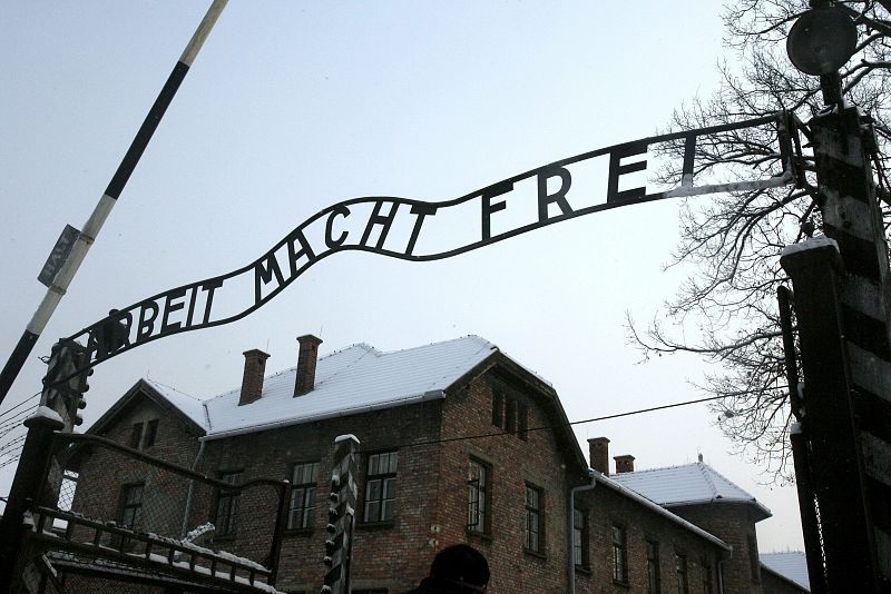 La Policía polaca recupera la placa de entrada al campo de Auschwitz y detiene a cinco personas