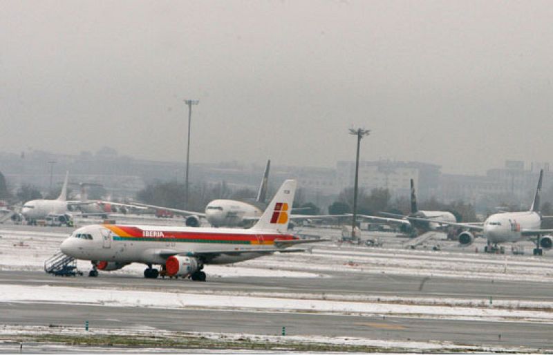 Caótica jornada en el aeropuerto de Barajas con 354 vuelos cancelados de los 1.165 previstos